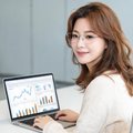 用户头像，一位28岁女性数据分析师使用笔记本电脑